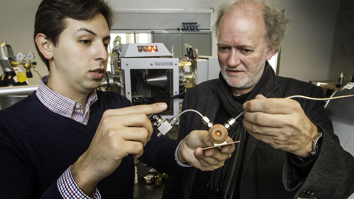 Los investigadores Leander Michels (izquierda) y Jon Otto Fossum, sosteniendo la cámara que usan para estudiar las muestras de arcilla. Utilizan rayos X para medir cuánto CO2 contiene la arcilla. Imagen: Per Harald Olsen. Fuente: NTNU.