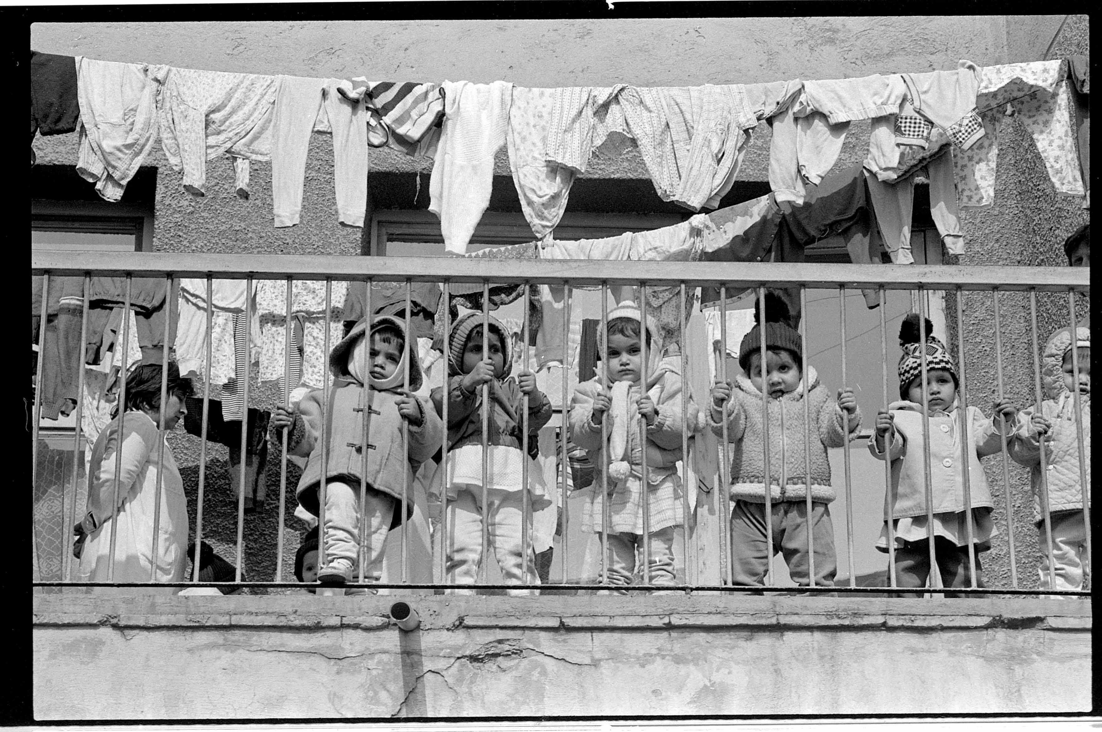 Niños en un orfanato de Bucarest. Imagen: Michael Carroll. Fuente: UW.