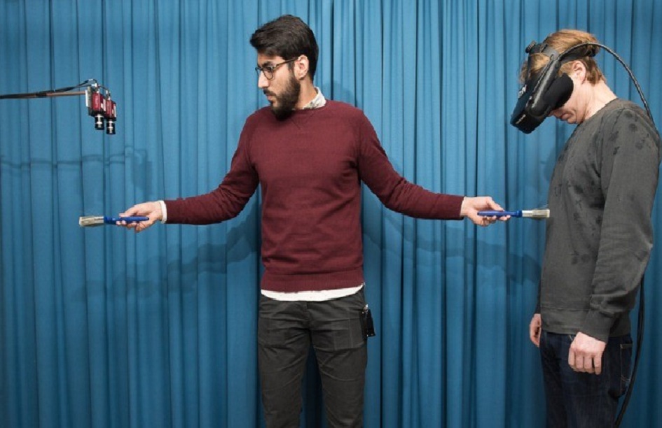 Zakaryah Abdulkarim crea la ilusión de invisibilidad con una brocha. Imagen: Staffan Larsson. Fuente: Instituto Karolinska.