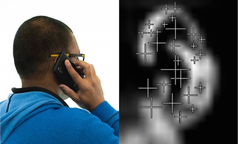 Para coger una llamada, el usuario pone la pantalla táctil en la oreja, y Bodyprint extrae rasgos de la imagen en bruto (derecha) para identificar al usuario. Fuente: www.christianholz.net