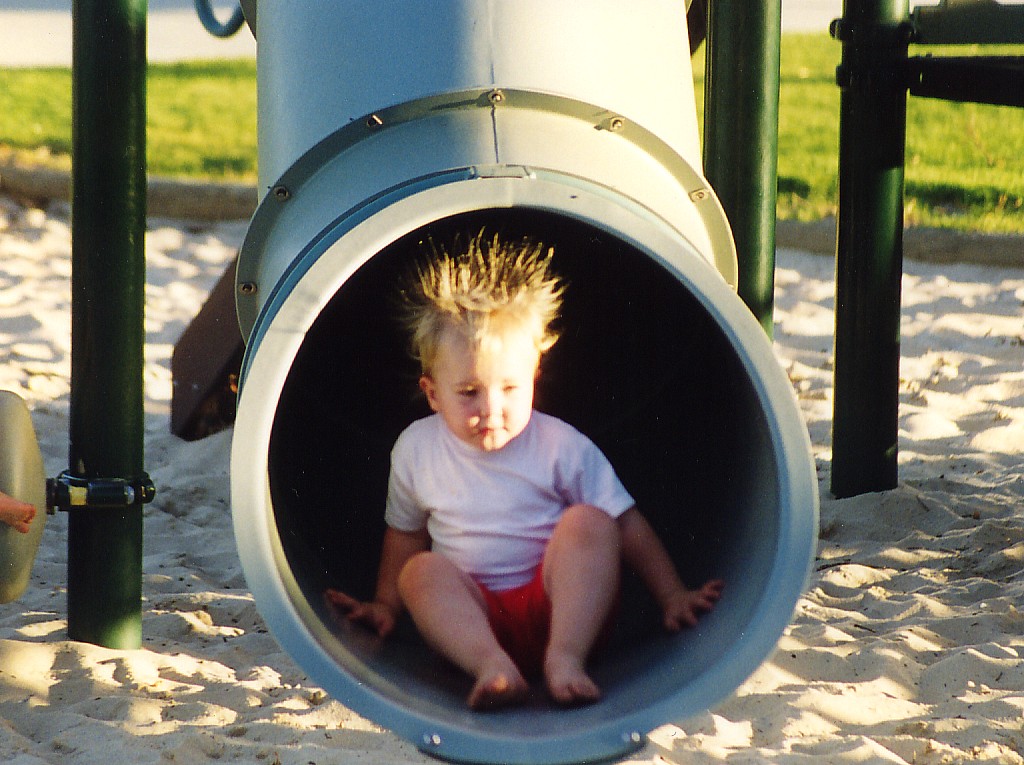 Una niña, bajando por un tobogán-tubo. Imagen: Allan Lee. Fuente: Flickr.