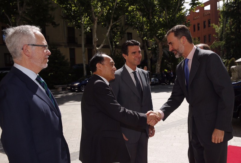 El Rey recibe el saludo del secretario general de la UIT, Houlin Zhao, en presencia de José Manuel Soria, y Eugenio Fontán (izquierda). Fuente: Casa de S.M. el Rey.
