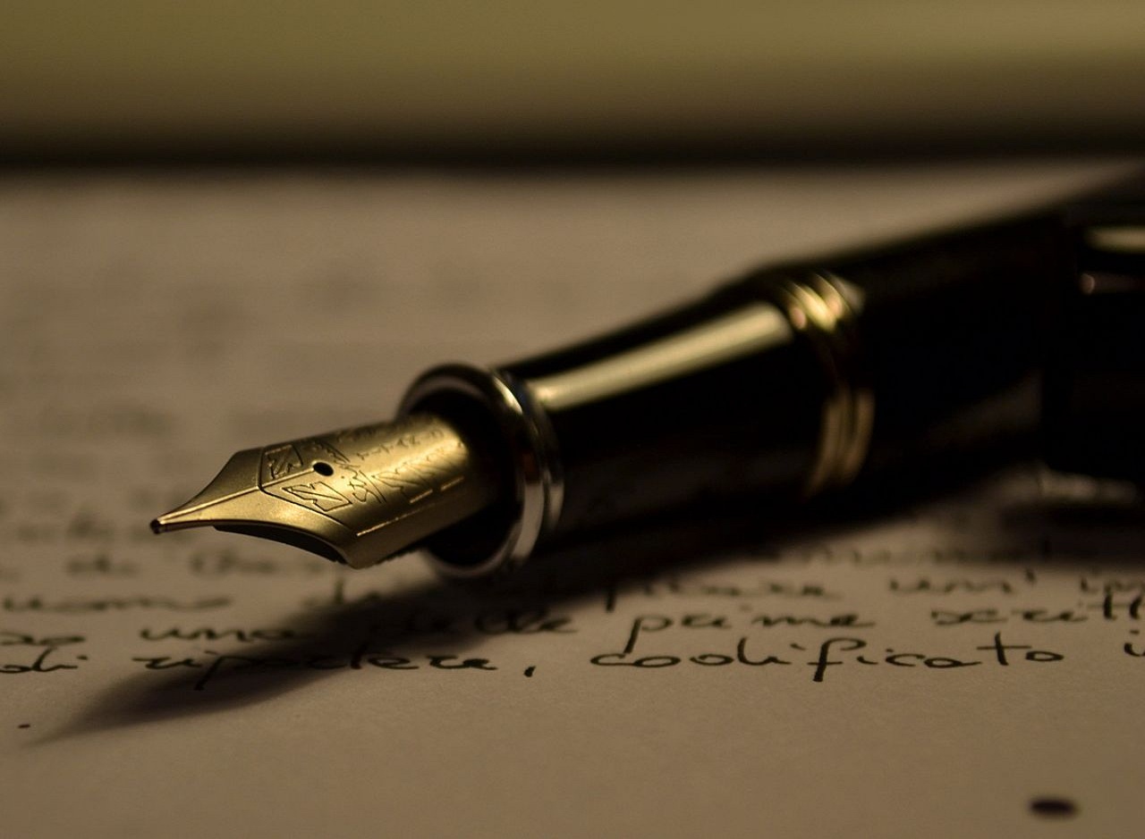Escritura con pluma. "Stipula fountain pen", Power_of_Words_by_Antonio_Litterio.jpg. Licensed under CC BY-SA 3.0 via Wikimedia Commons.