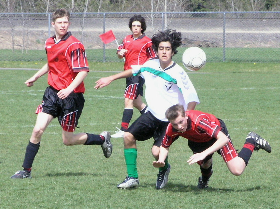 Los adolescentes que juegan al fútbol muestran más capacidad de concentración. Imagen: keokster. Fuente: FreeImages.