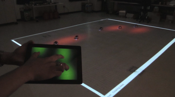 Un operador humano controlando los robots desde una tablet. Fuente: Instituto de Tecnología de Georgia