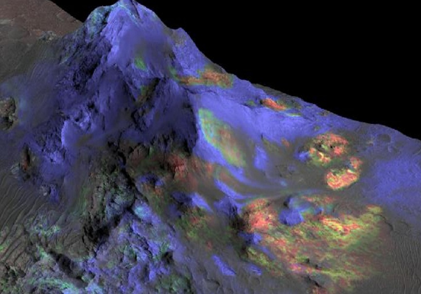 Los investigadores han encontrado vidrios de impacto conservados en cráteres de Marte como Alga (en la imagen). El verde indica la presencia de vidrio. El azul es piroxeno, y el rojo olivino. Fuente: NASA/JPL/JHUAPL/Universidad de Arizona.