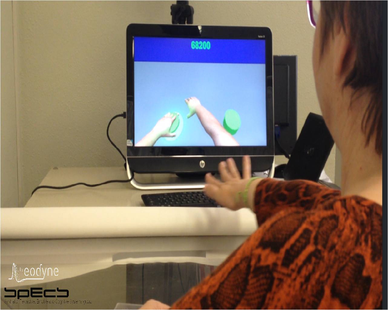 Un paciente, probando la realidad virtual. Fuente: UPF.