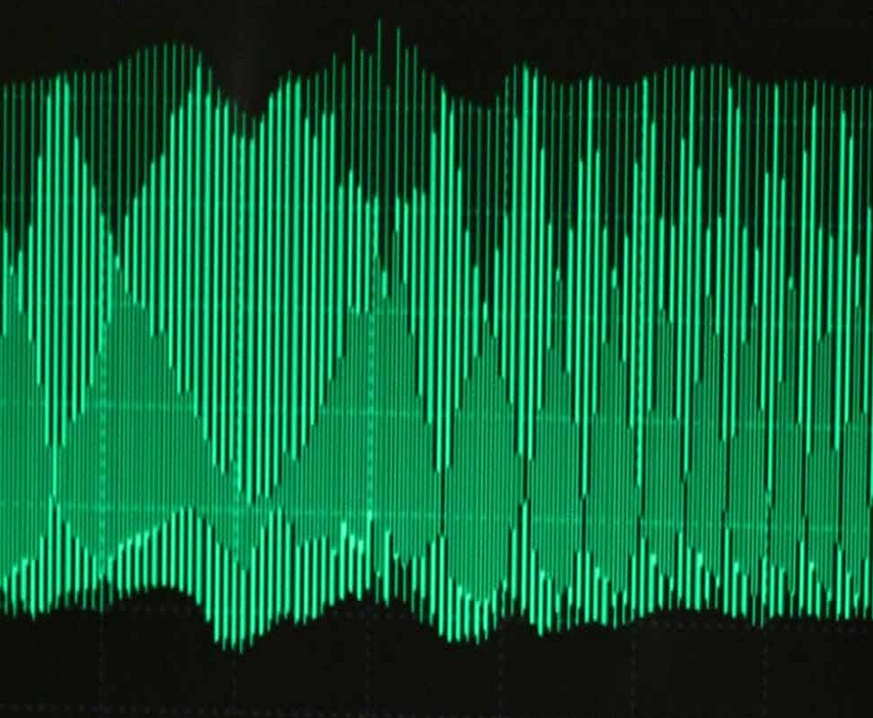Los peines de frecuencias permiten que las interferencias entre canales de fibra óptica sean reversibles. Imagen: Universidad de California en San Diego.