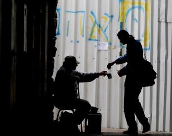 Transeúnte da limosna a un mendigo en Israel. Fuente: Universidad Hebrea de Jerusalén.