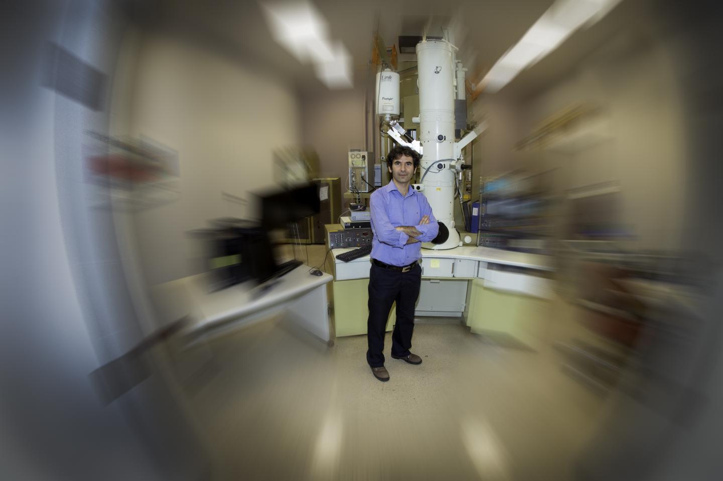 Durdu Güney en su laboratorio, en el que él y su equipo trabajan en la creación de un "lente perfecta”. Fuente: Michigan Tech.