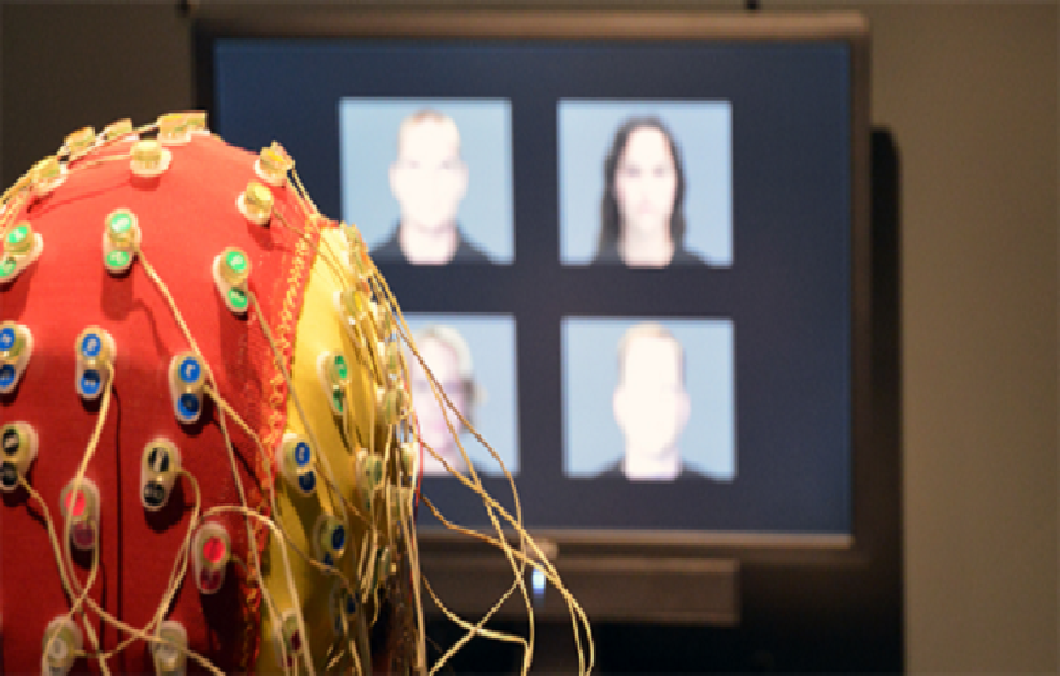 Un sujeto resuelve una tarea de reconocimiento facial mientras se le realizan mediciones con electroencefalografía. Imagen: Fabio Bergamin. Fuente: ETH Zurich.