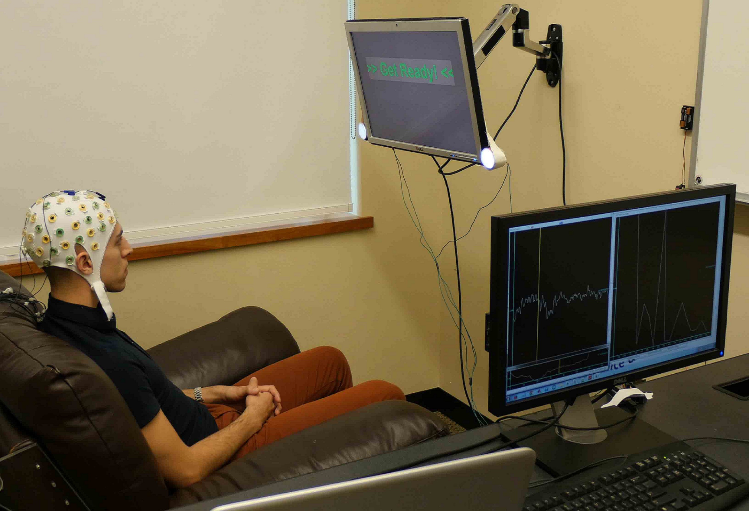 Uno de los participantes está conectado a una máquina de electroencefalogramas. Fuente: Universidad de Washington