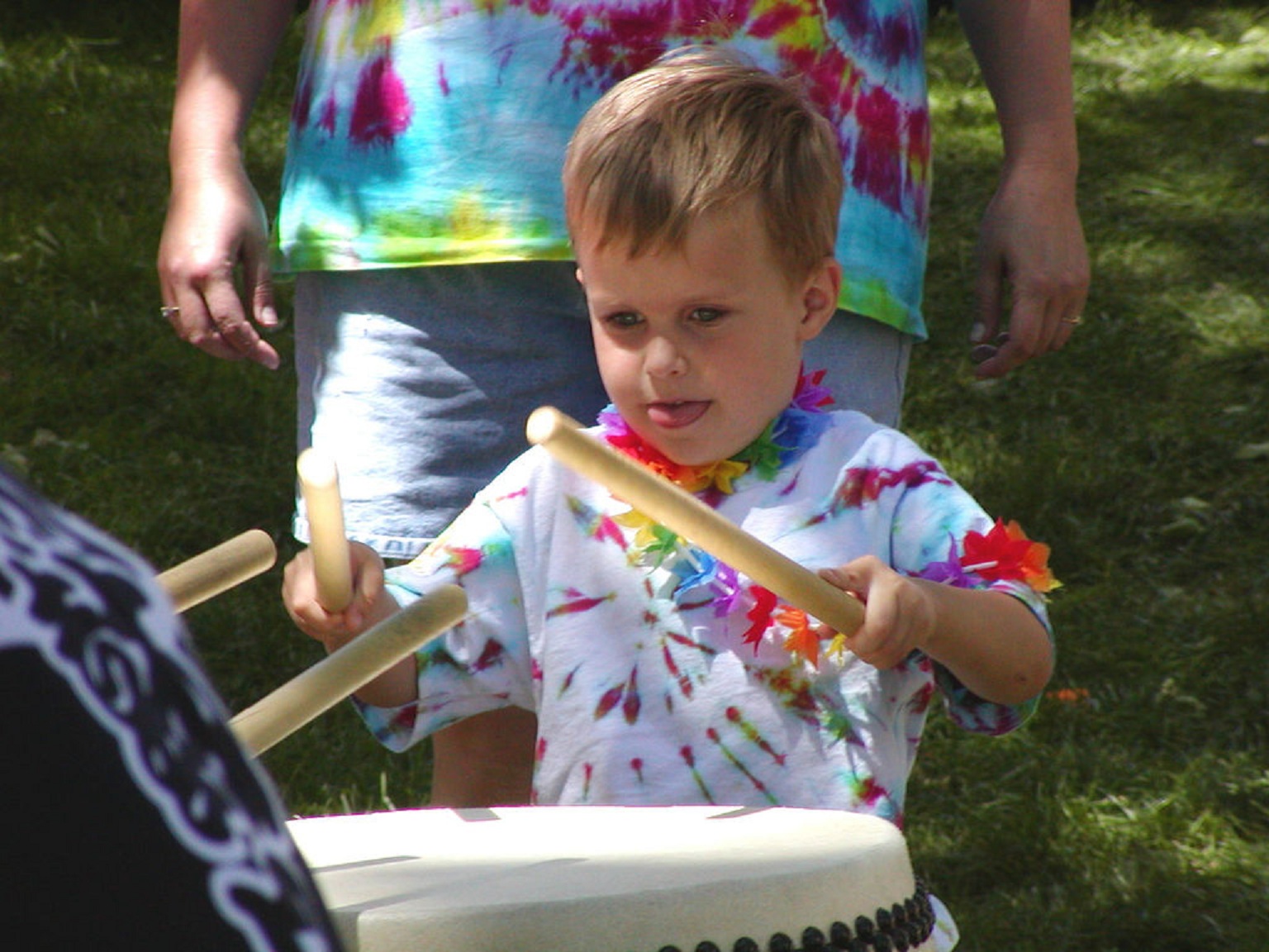 Un niño tocando el tambor. Imagen: Bev Sykes. Fuente: Flickr.