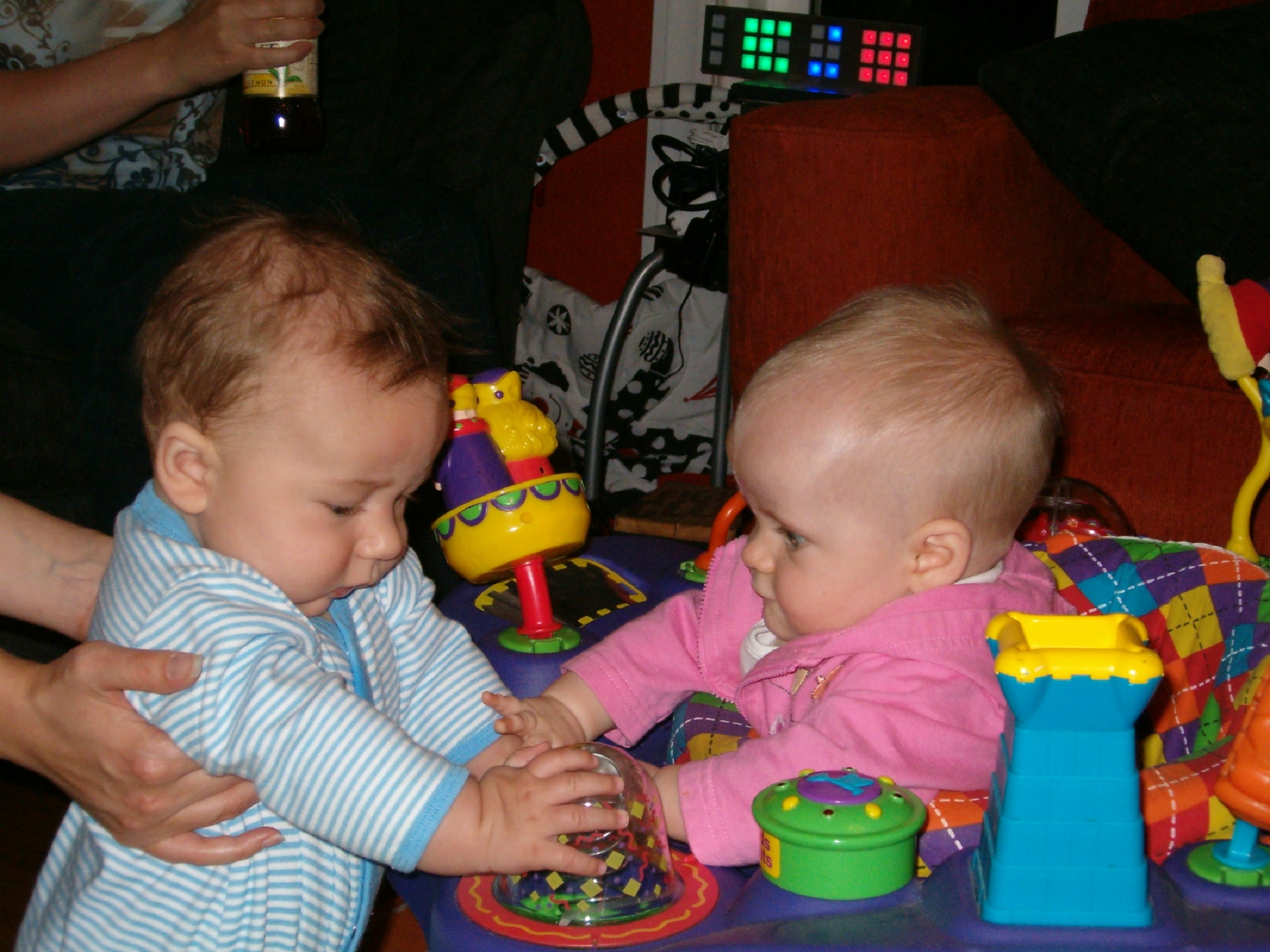 Los bebés ya empiezan a buscar nuevas maneras de comunicarse con los demás. Imagen: Ted Johnson. Fuente: Flickr.