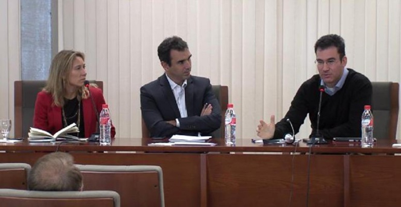 De izquierda a derecha, Sonia Marzo (Microsoft), Marcos Cabezón (director del Global ImasT) e Iker Marcaide, en la Universidad Complutense de Madrid.