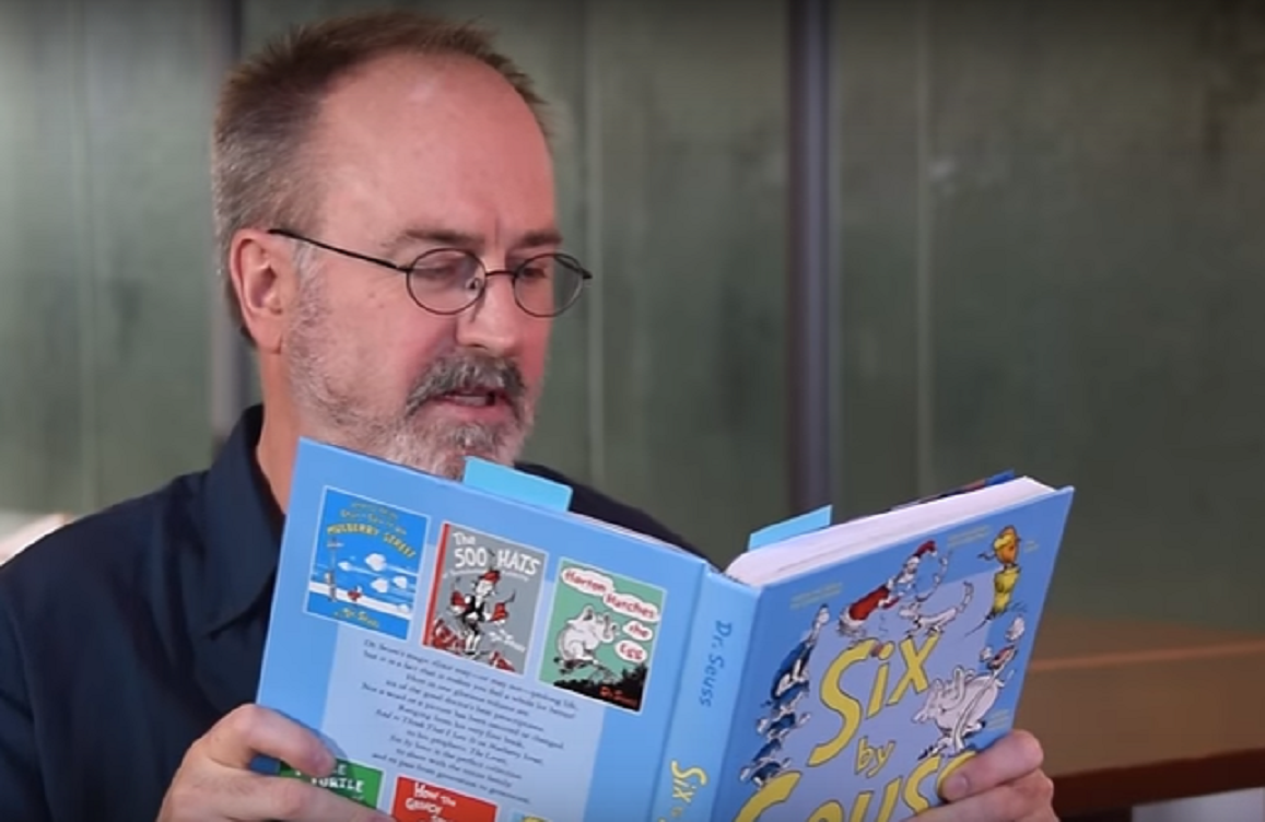 El investigador Chris Westbury, leyendo un libro de Dr. Seuss. Fuente: Universidad de Alberta.