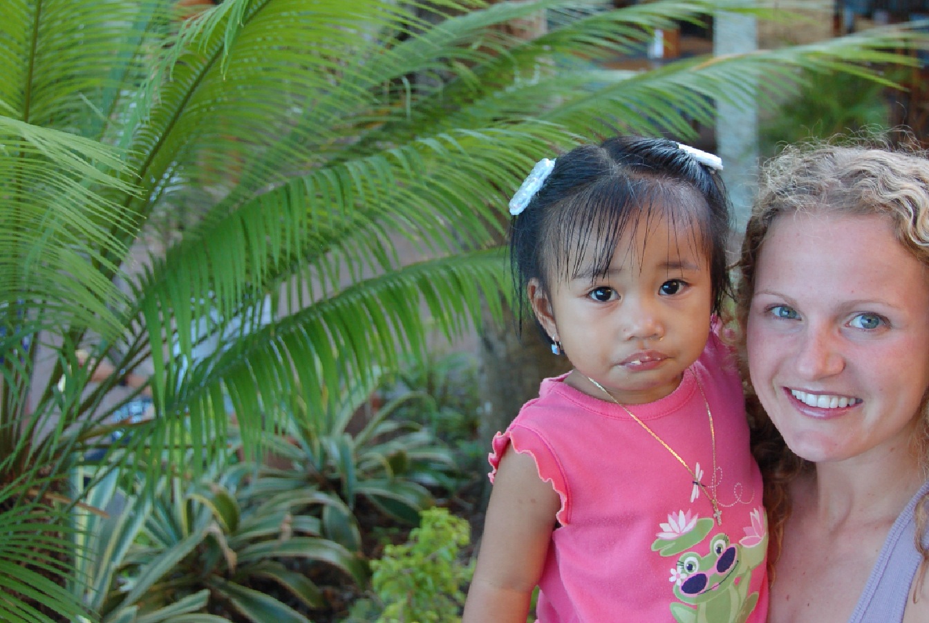 Una niña filipina, con su madre adoptiva. Imagen: Dylan Walters. Fuente: Flickr.
