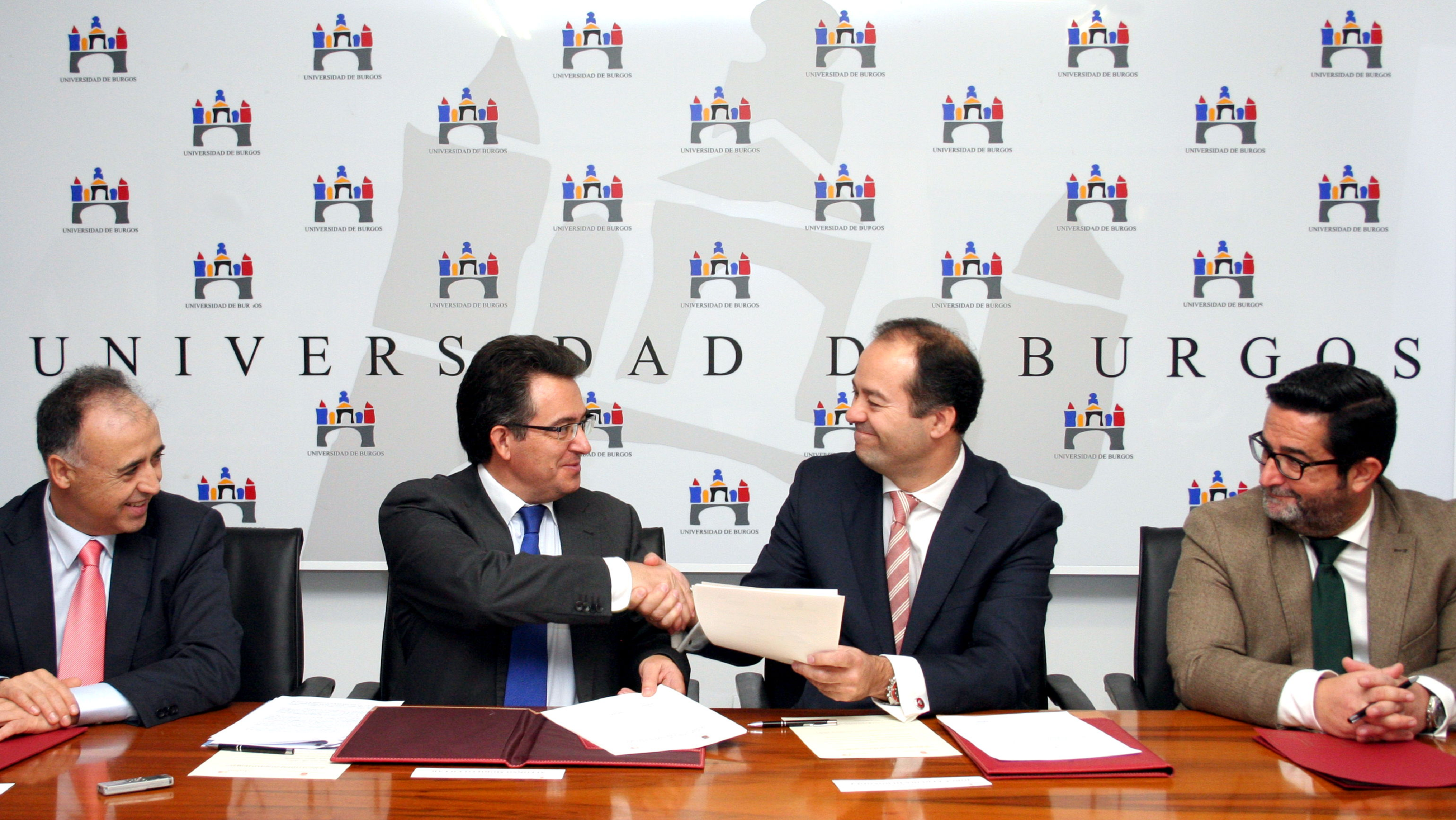 El rector de la Universidad de Burgos (segundo por la izquierda) sella el acuerdo con el director general de Keyland. Fuente: UBU.
