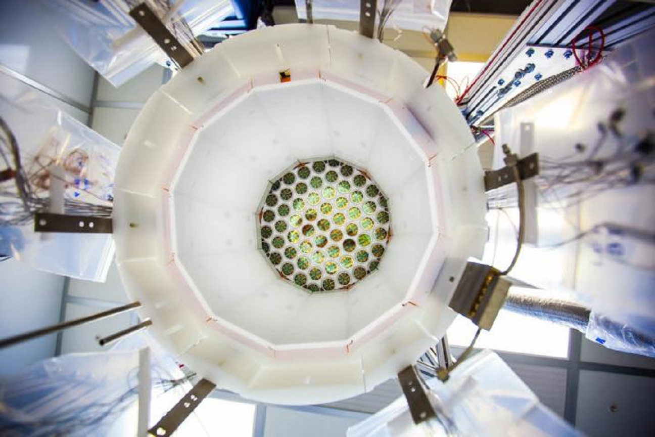 El detector LUX por dentro. Imagen: Matthew Kapust. Fuente: Sanford Underground Research Facility.