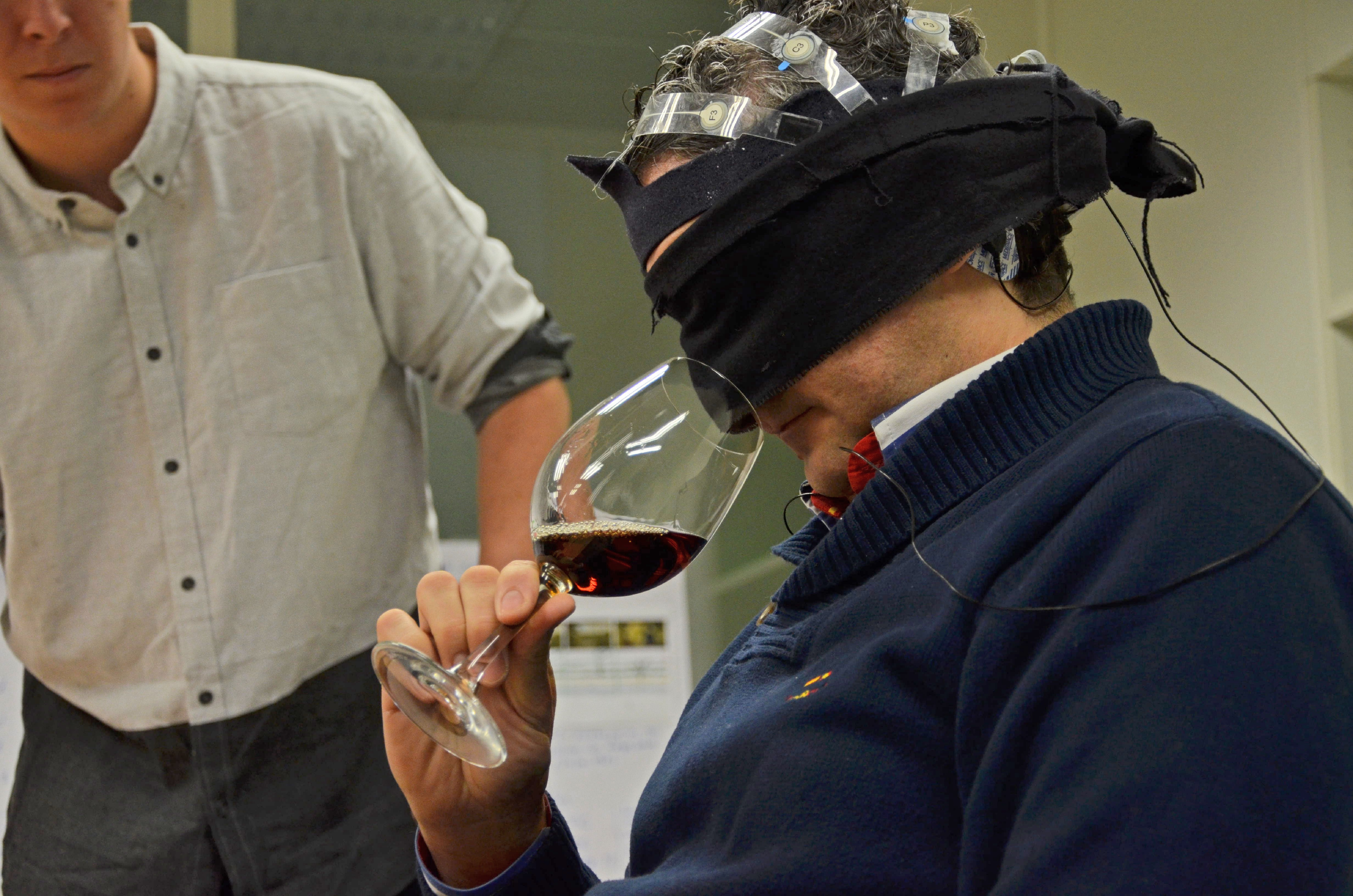 El sumiller Román Cerrillo, probando el vino mientras escucha flamenco. Fuente: UPV.