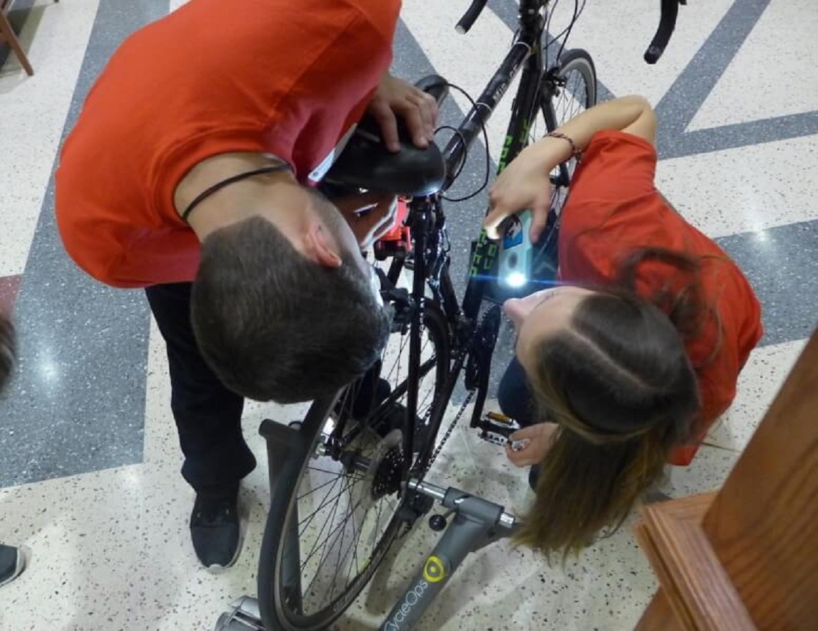 Will Caldwell y su compañera Katie Miller preparan el dispositivo Safe Cycle. Imagen: David Tenenbaum. Fuente: Universidad de Wisconsin-Madison.