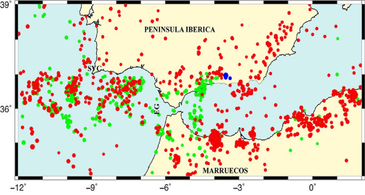 Terremotos ocurridos en el sur de la península en el periodo 1995-2015 con magnitud superior a 3.0. Los círculos rojos son terremotos superficiales; los verdes, de profundidad intermedia; y los azules, profundos. Imagen: E. Buforn. Fuente: IGN/UCM.