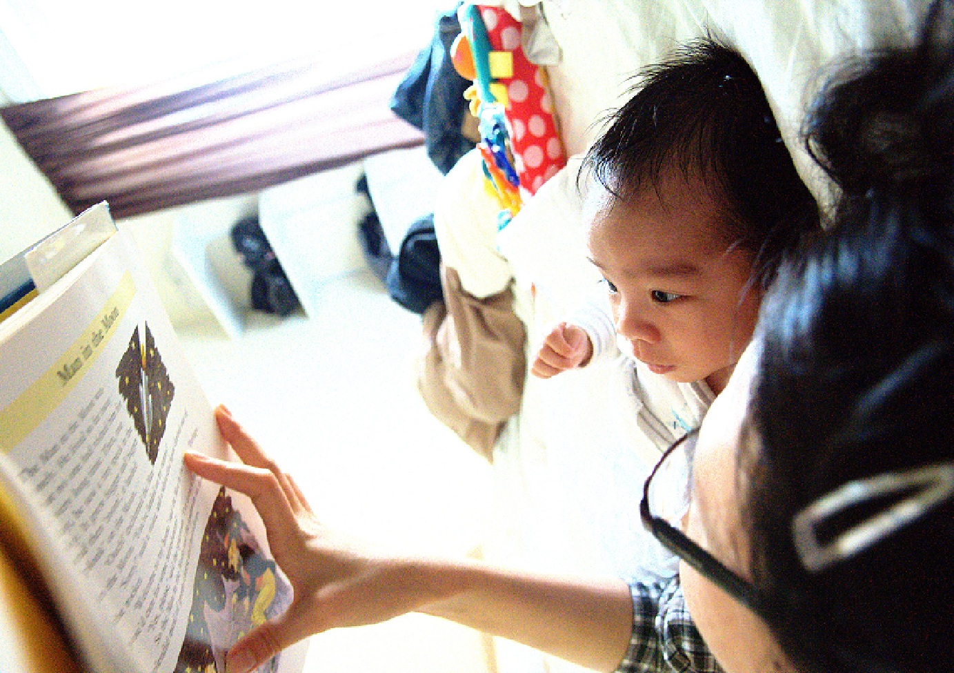 Reaccionar al balbuceo de los hijos mientras se les lee un libro produce beneficios en su desarrollo. Imagen: George Ruiz. Fuente: Flickr.