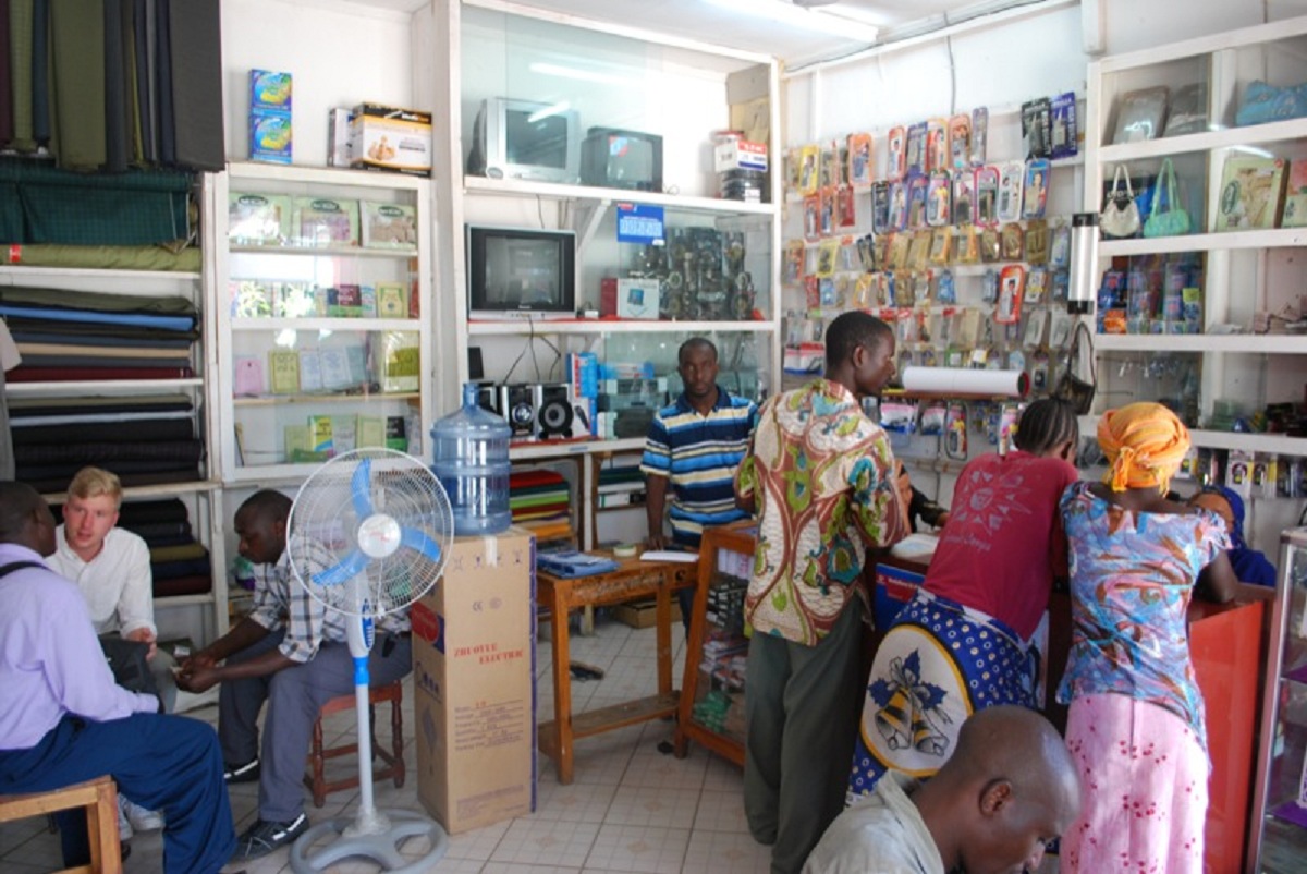Un agente del servicio financiero por teléfono M-Pesa, en Bunda (Kenia). Imagen: Emil Sjöblom. Fuente: Flickr.