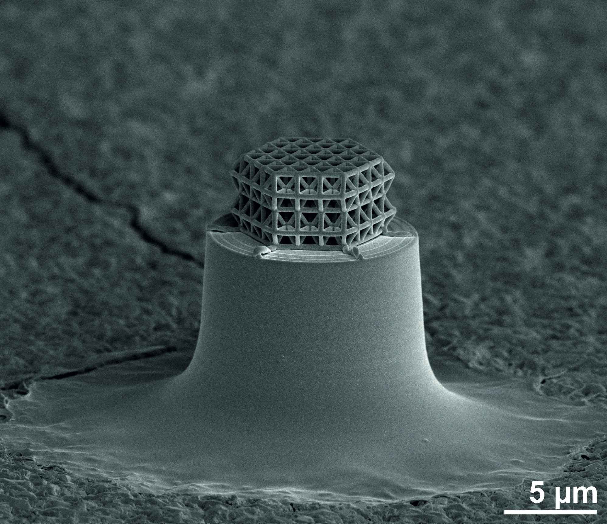 Los puntales y riostras tienen 0,2 micras de diámetro. El retículo tiene en torno a 10 micras de tamaño. Imagen: J. Bauer. Fuente: KIT.