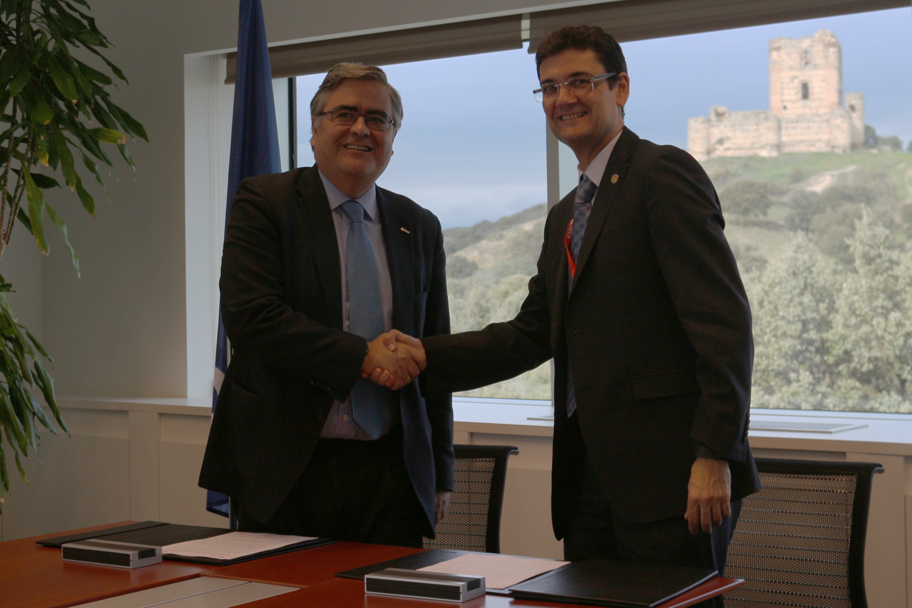 Álvaro Giménez (izquierda) y Francisco Mora, en la firma del acuerdo. Fuente: UPV.
