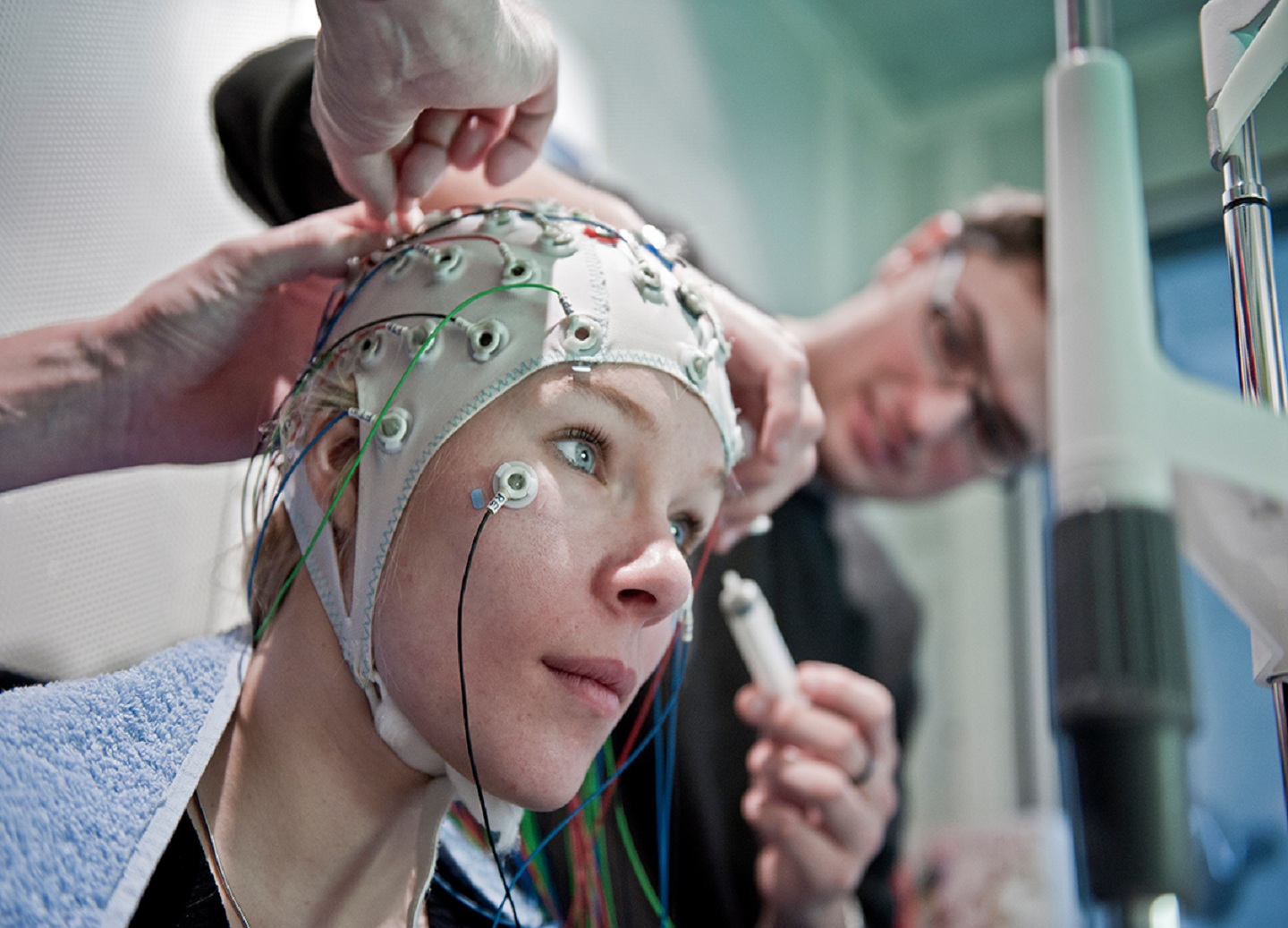 Preparación de un registro de electroencefalograma. Imagen: Adrian Moser. Fuente: Universidad de Berna.
