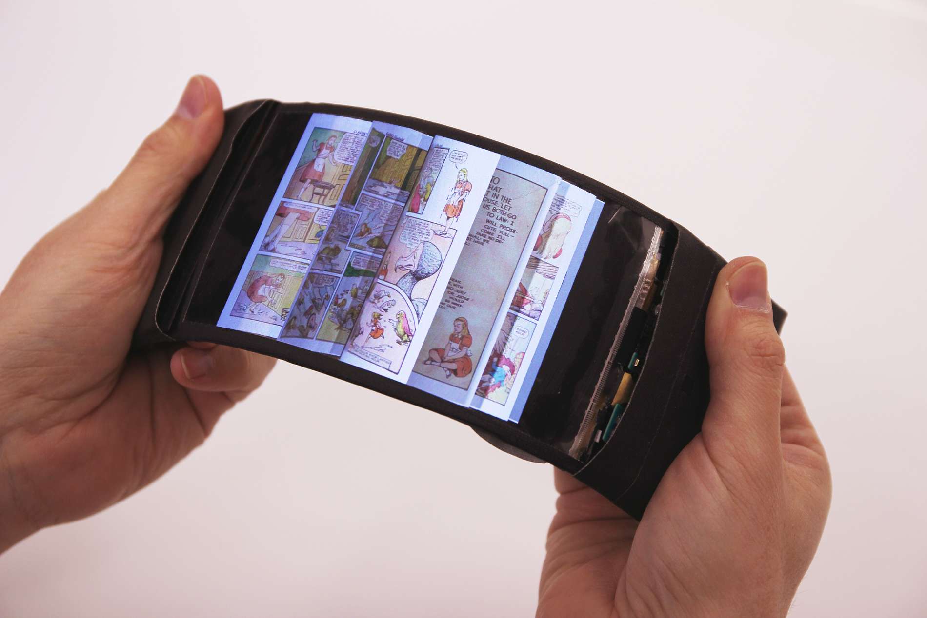 Un usuario 'pasa páginas' curvando el móvil. Fuente: Universidad de Queen.