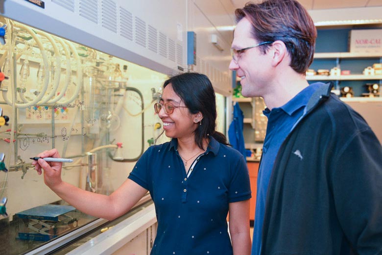 Aanindeeta Banerjee y Matthew Kanan han desarrollado una nueva manera de fabricar plástico renovable a partir de CO2 y plantas. Fuente: Universidad de Stanford.