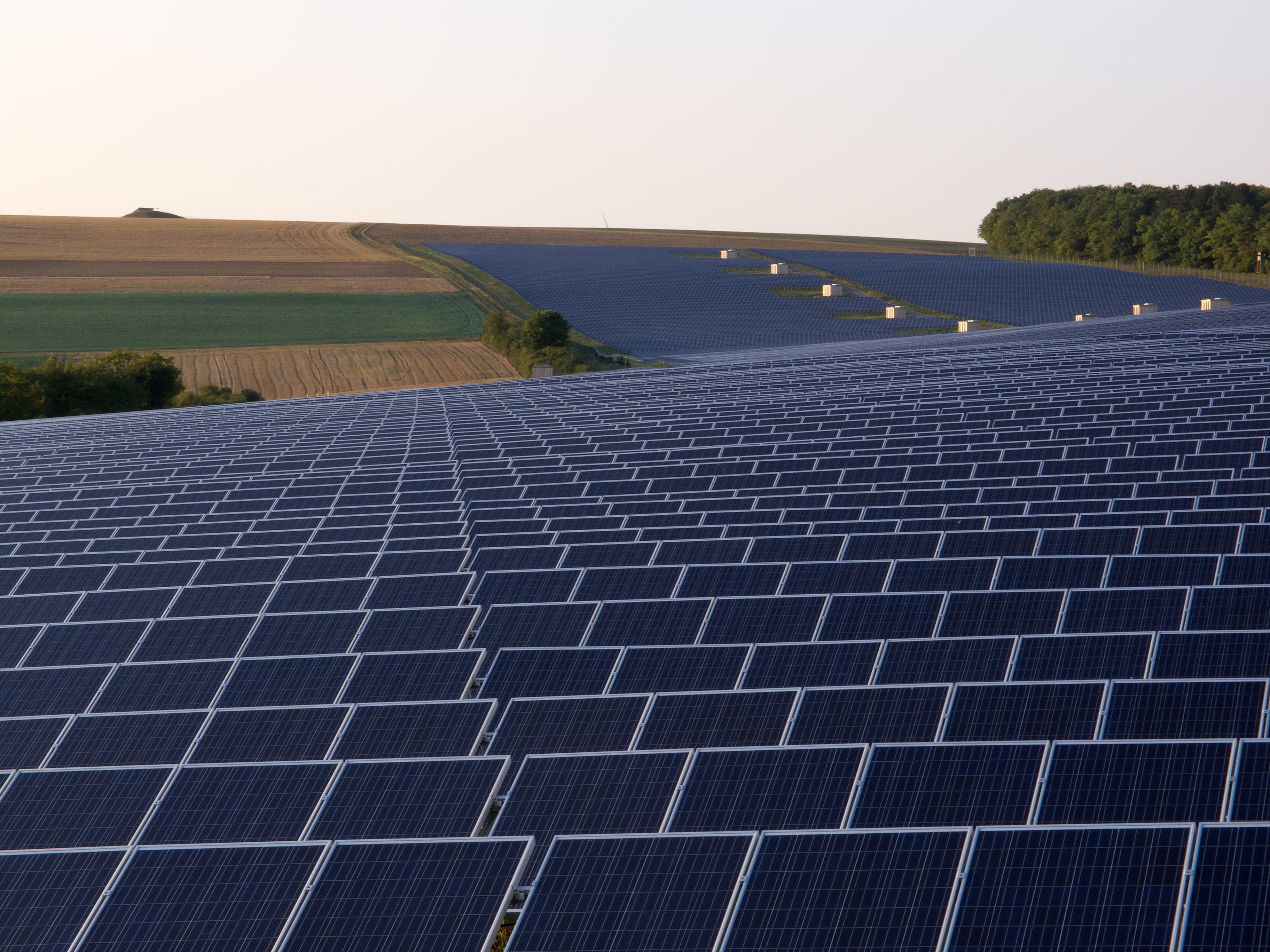 Parque fotovoltaico en Bavaria (Alemania). Imagen: OhWeh. Fuente: Wikipedia.