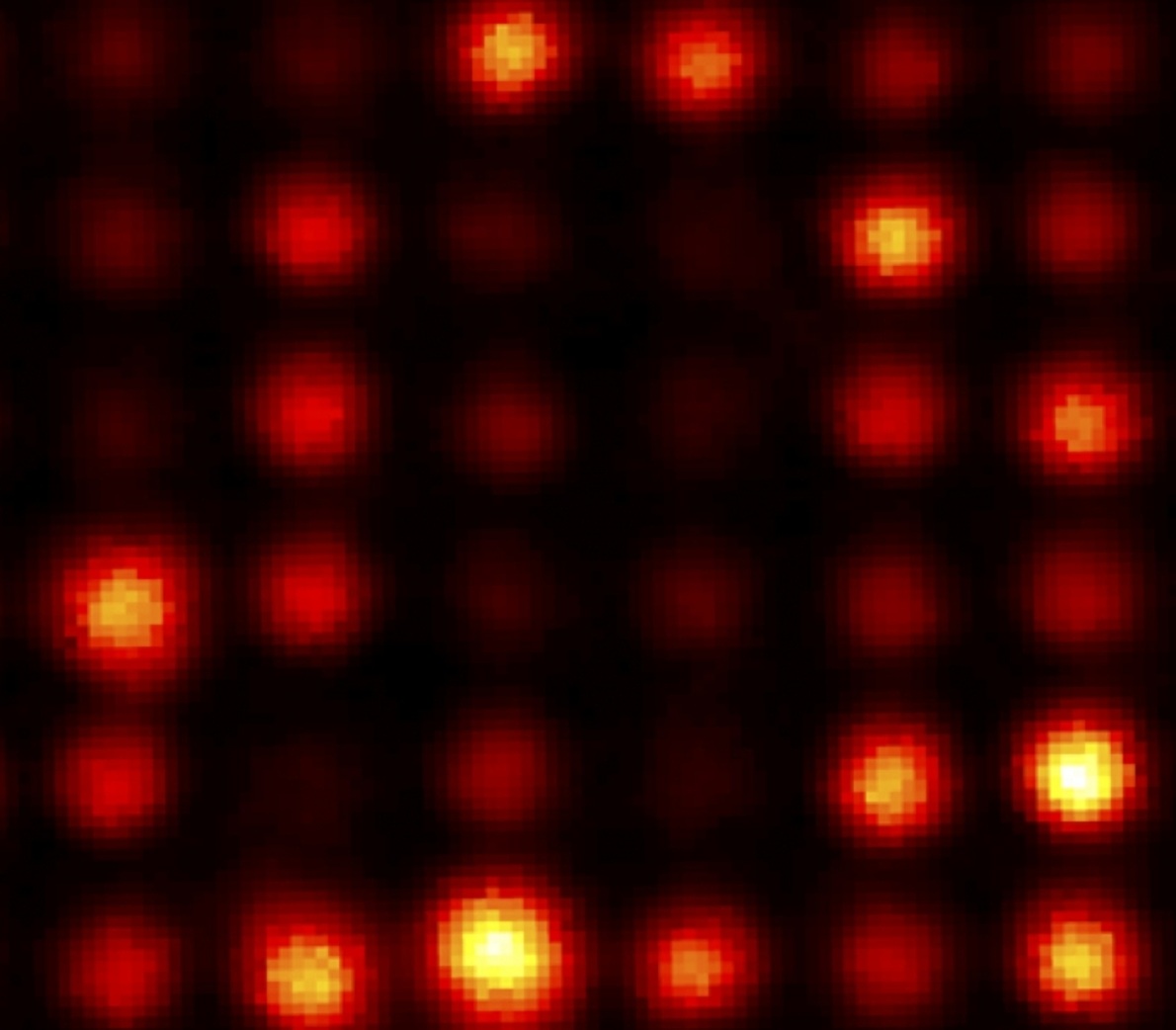 Fluorescencia del centro nitrógeno-vacante en una matriz de sensores. Fuente: UCSB.