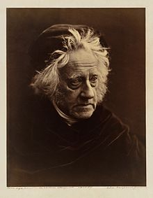 Sir John Herschel en 1867, fotografiado por Julia Margaret Cameron. Fuente: Wikipedia.