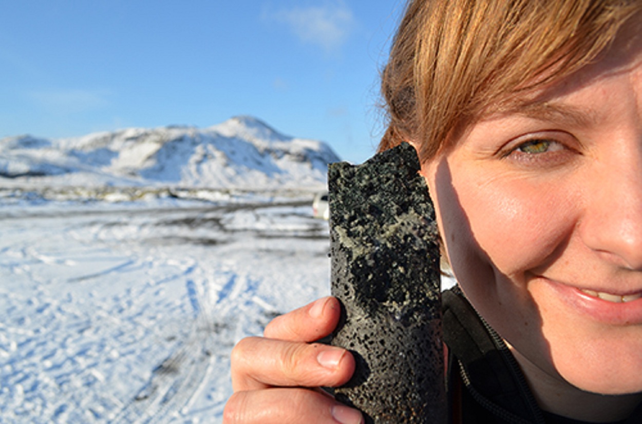La investigadora Sandra Snaebjornsdottir, con un trozo de CO2 solidificado en basalto. Imagen: Kevin Krajick. Fuente: Universidad de Columbia.
