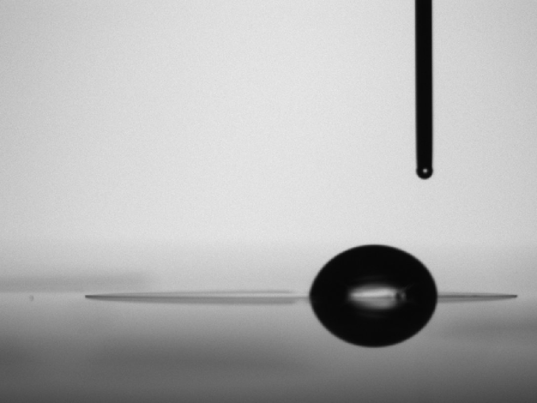 Una gota de petróleo, moviéndose por la dirección que le asigna el patrón de rayas de la superficie. Imagen: V. Jokinen. Fuente: Universidad Aalto.