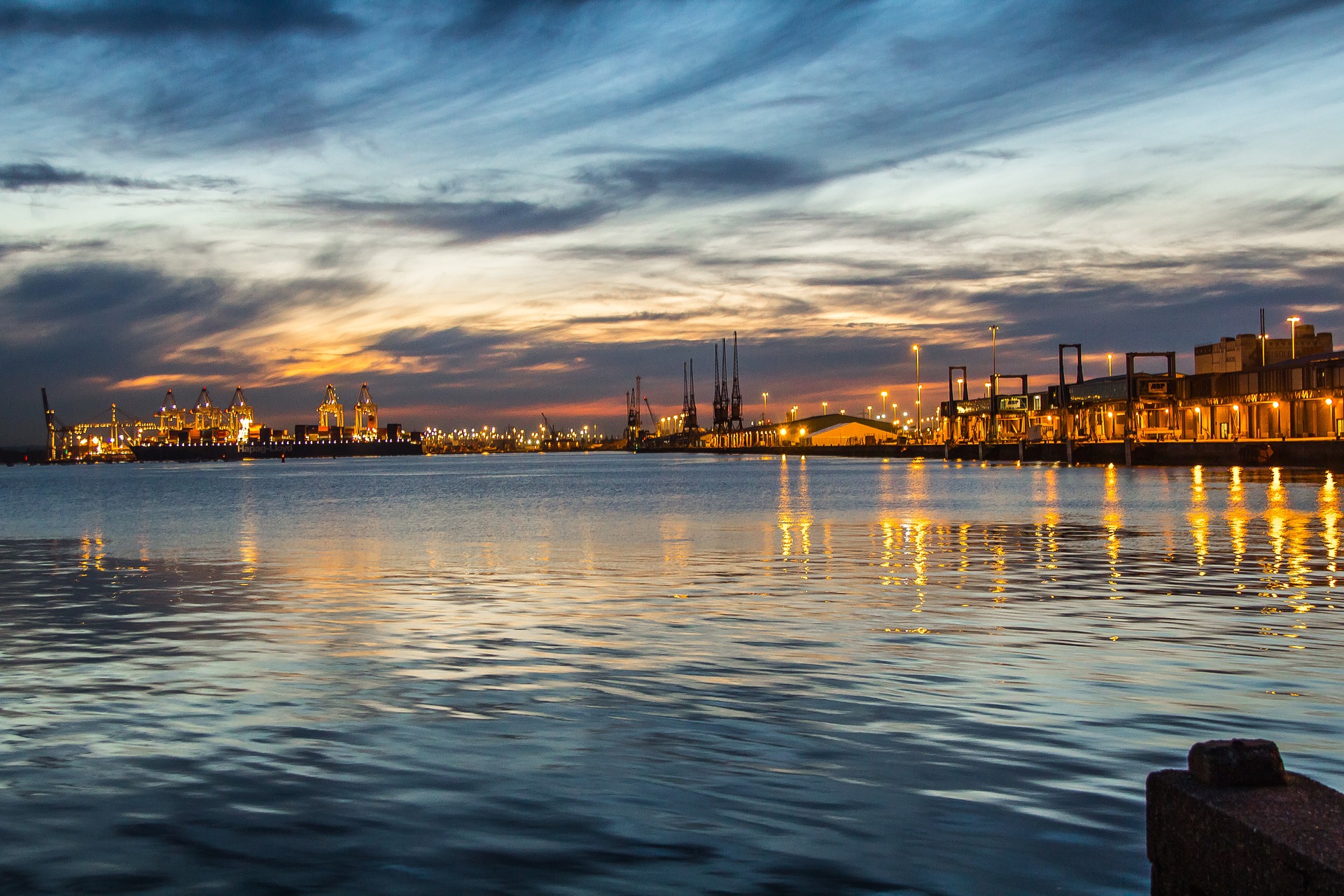 El puerto de Southampton, en el ocaso. Imagen: diego_torres. Fuente: Pixabay.