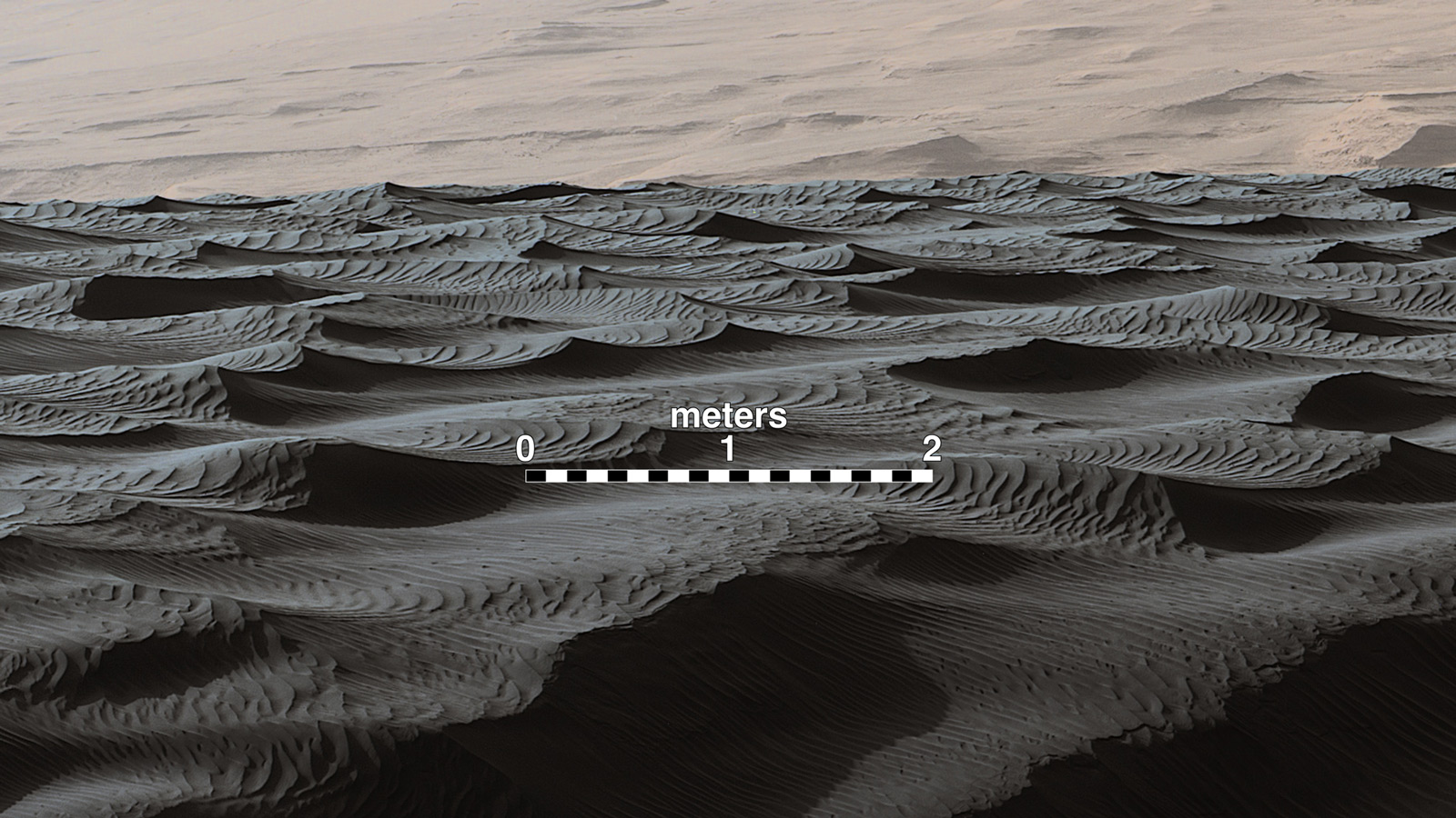 Ondas de distintos tamaños (decímetros, metros) en la superficie de Marte, en diciembre de 2015. Fuente: NASA/JPL-Caltech/MSSS.