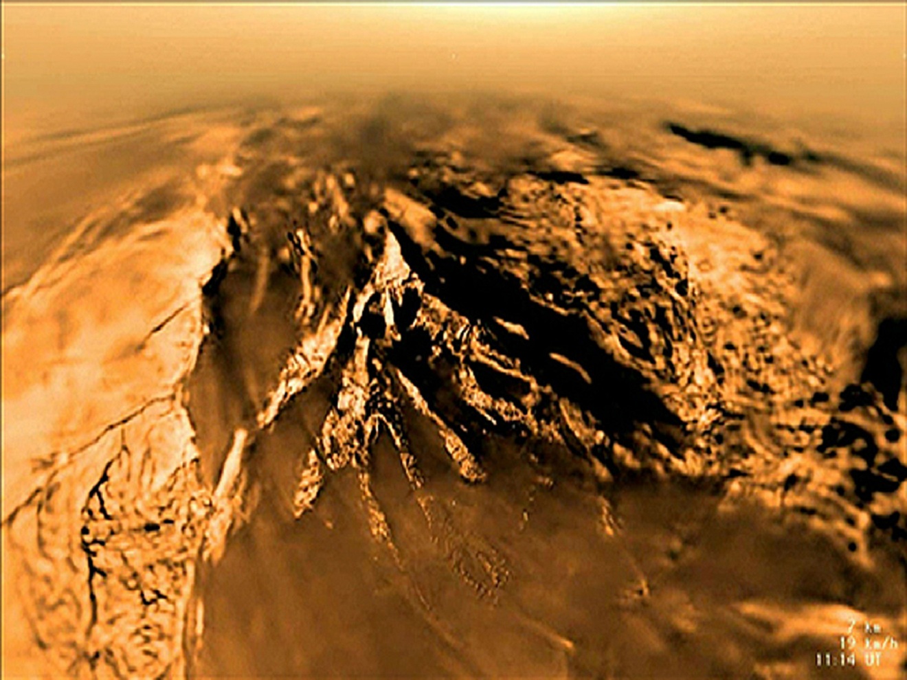 Superficie de Titán, en una imagen tomada por la sonda Huygens de la ESA, en 2005. Fuente: ESA/NASA/JPL-Caltech/Universidad de Arizona.
