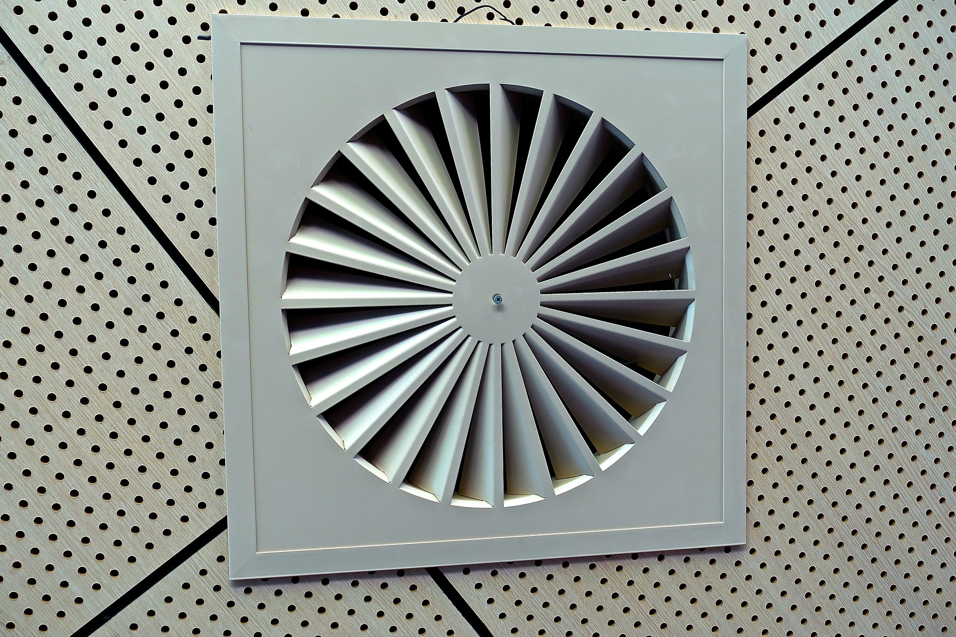 La ventilación es clave para el ciclo microbiano de los edificios. Imagen: MemoryCatcher. Fuente: Pixabay.
