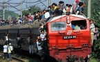 Indonesia aplica una solución drástica frente a los surfistas de trenes