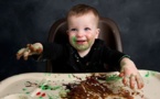 El juego con la comida es una fuente de conocimiento para los bebés