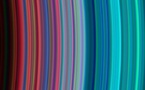 Los misteriosos anillos de Saturno se exhiben en forma de arcoíris