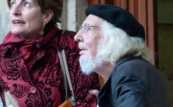 Ernesto Cardenal y María Ángeles Pérez López en 2013 contemplando las cigüeñas en Salamanca. Imagen: Elena Díaz Santana.