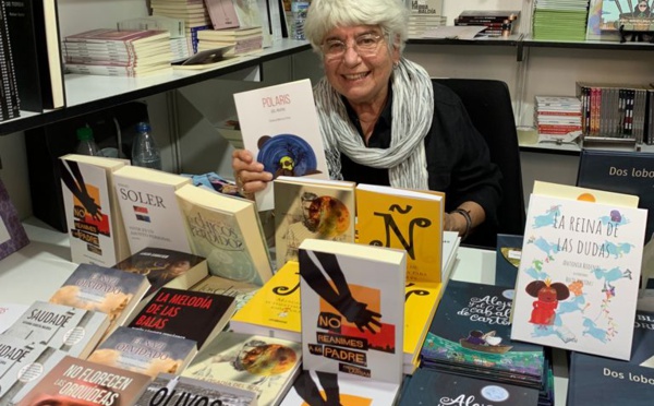 La poeta Isel Rivero en la Feria del Libro de Madrid 2021. 