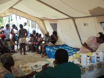 Puesto de salud en campamento de refugiados. flickr.com Puesto de salud en campamento de refugiados. flickr.com