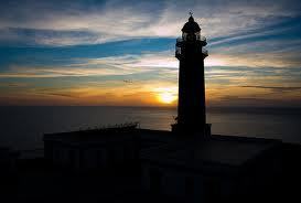 Necesitamos una atalaya desde donde alcanzar a ver el horizonte. Fuente: faroceanico.blogspot.com