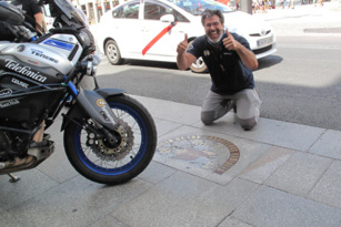 Hugo Scagnetti se convierte en el primer piloto en dar la vuelta al mundo en solitario en una moto conectada